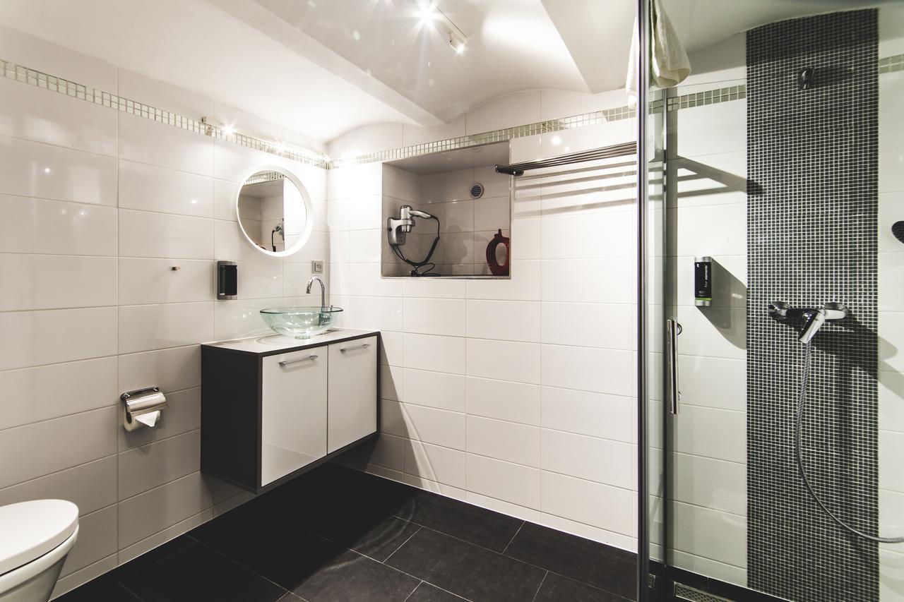 Silesia Residence Острава Екстер'єр фото Bathroom with shower